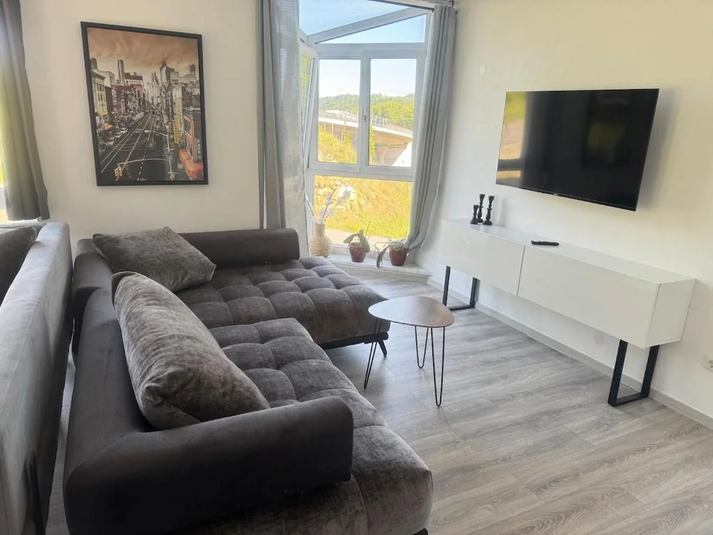 Wohnbereich mit Sofa und Fernsehwand — Casa Daniela Donau