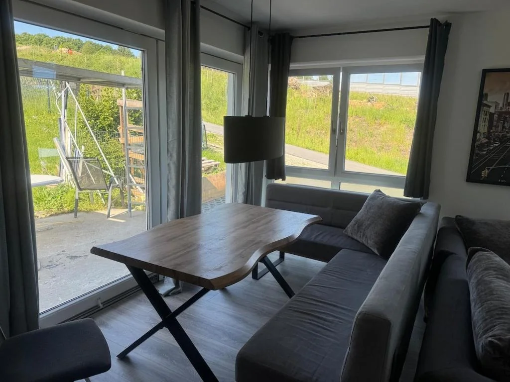 Esstisch und Sofa am Fenster — Casa Daniela Donau