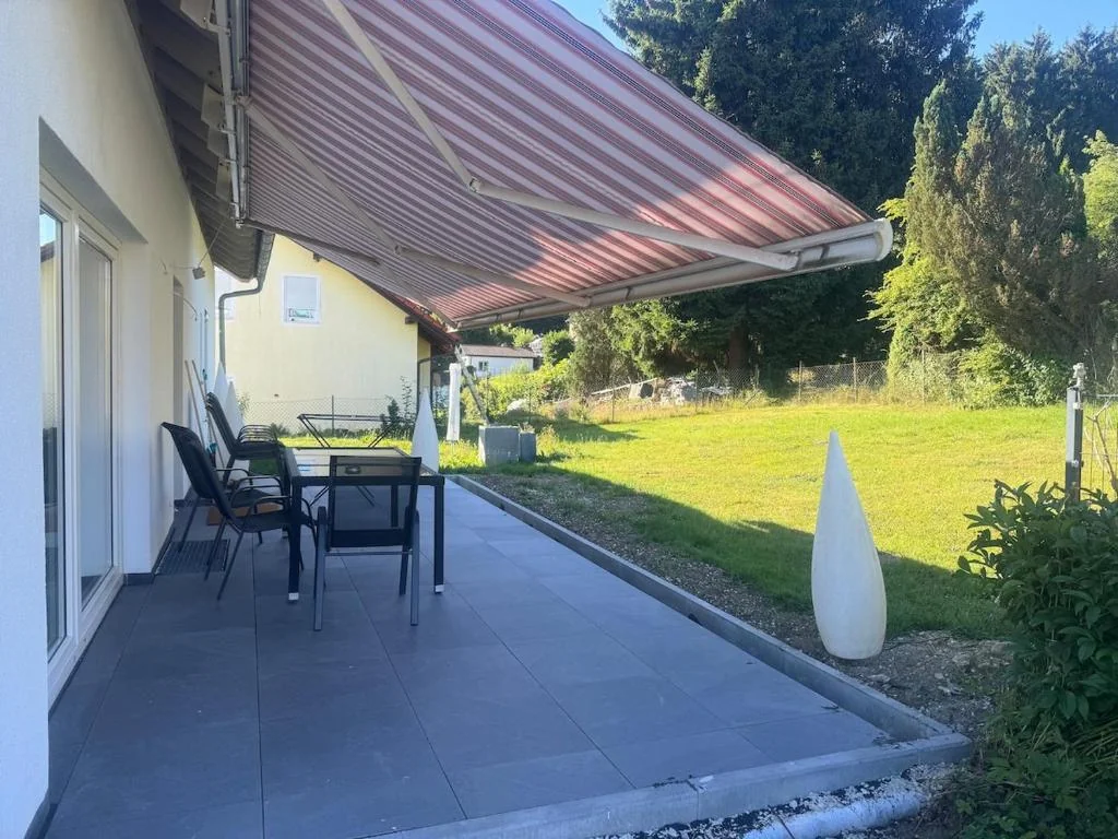 Terrasse mit Sitzgruppe, Markise und Garten — Casa Daniela Donau